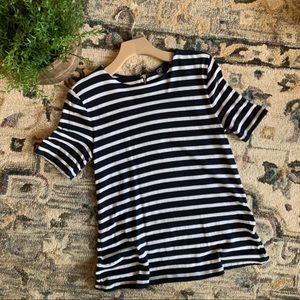 ✨SOLD✨Cute GAP navy and white stripe t-shirt.